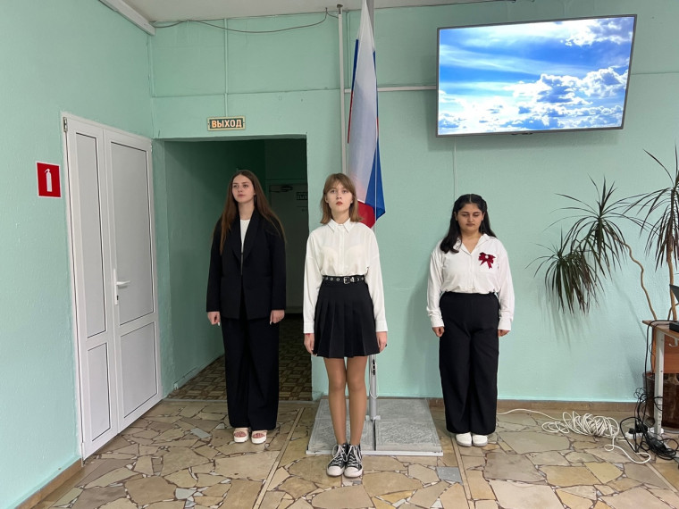 Традиционная церемония поднятия Государственного флага.